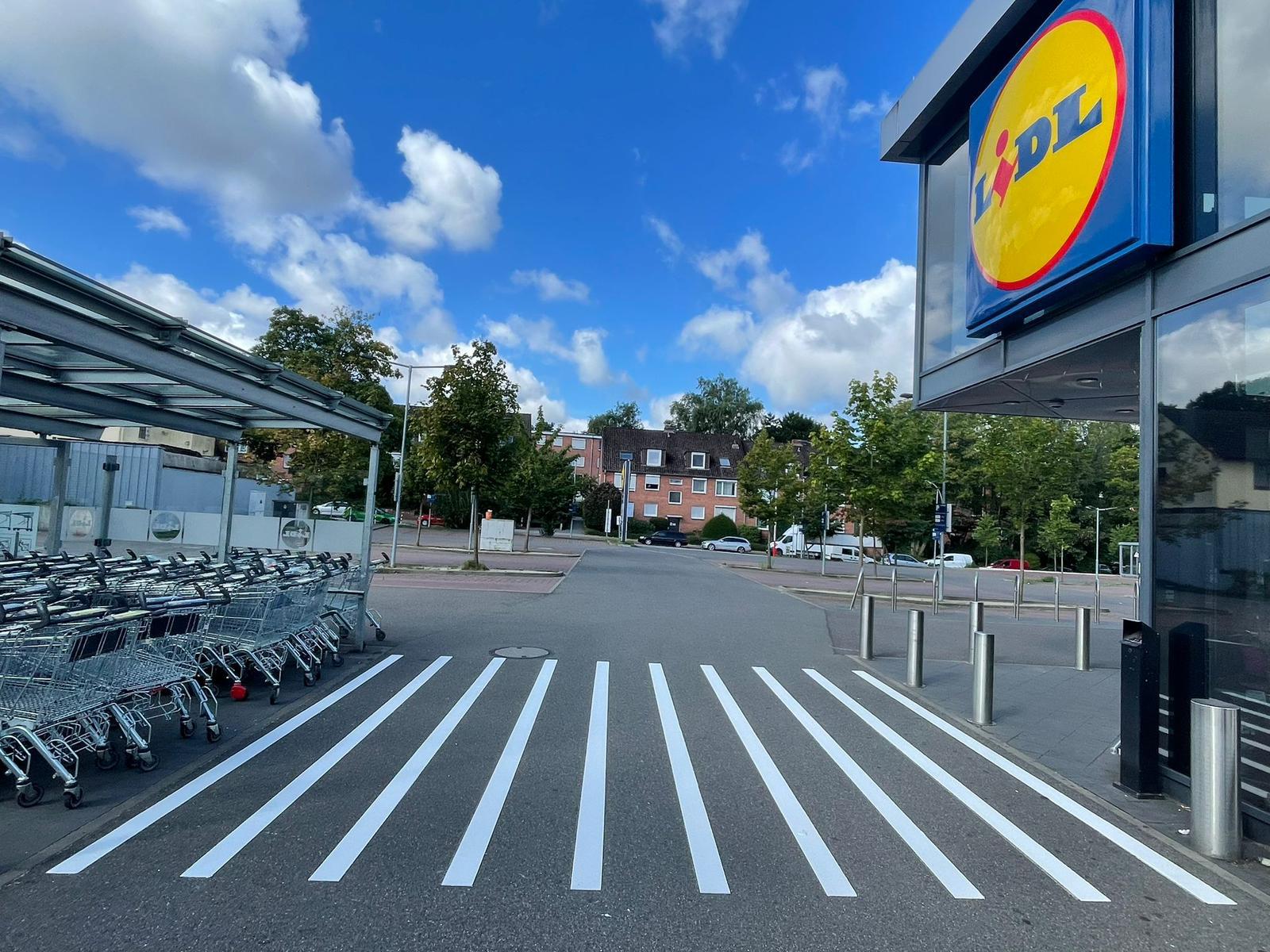 Fahrbahnmarkierung bei Lidl
