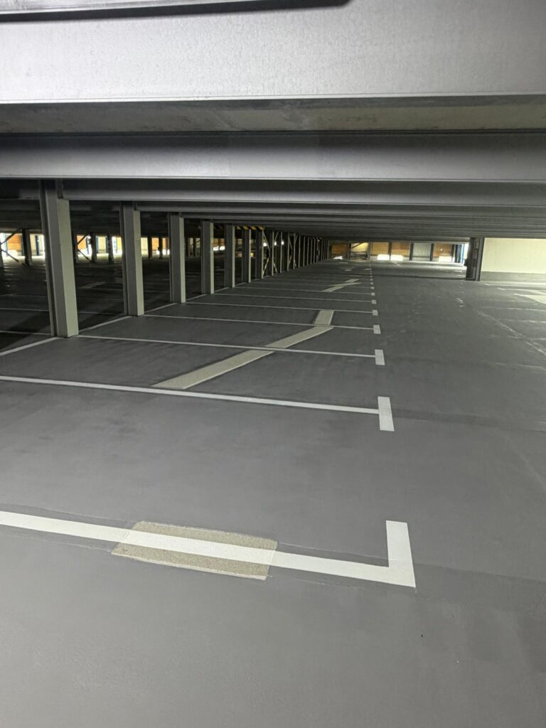 Professionelle Parkdeckmarkierung in Rostock