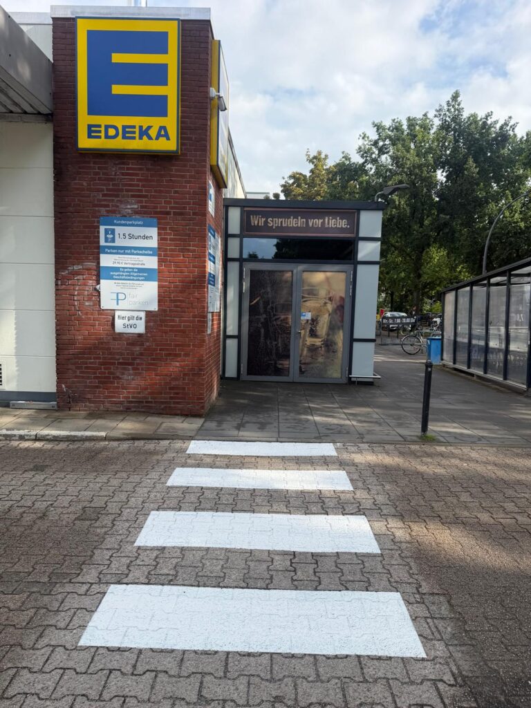 Professionelle Zebrastreifenmarkierung bei EDEKA in Hamburg