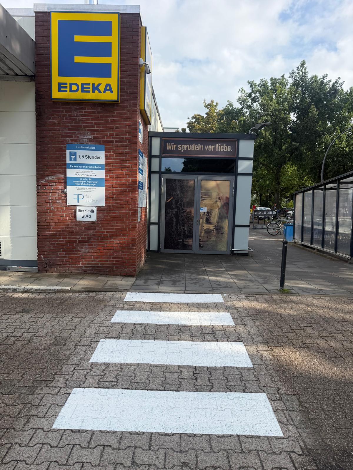 Professionelle Zebrastreifenmarkierung bei EDEKA in Hamburg