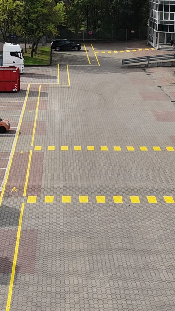 Professionelle Zebrastreifen- & Fußwegmarkierung bei DHL in Hamburg