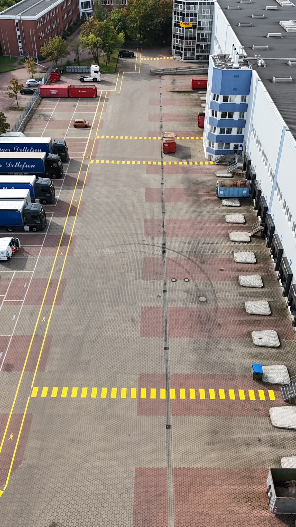 Professionelle Zebrastreifen- & Fußwegmarkierung bei DHL in Hamburg